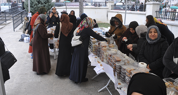 Depremzedeler yararına kermes düzenlendi