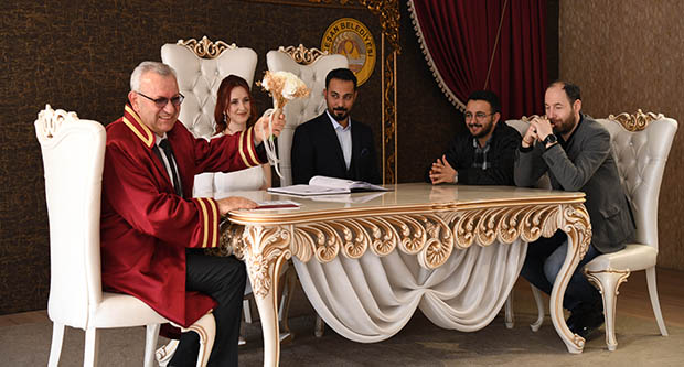 Depremzede çiftin nikahını başkan kıydı
