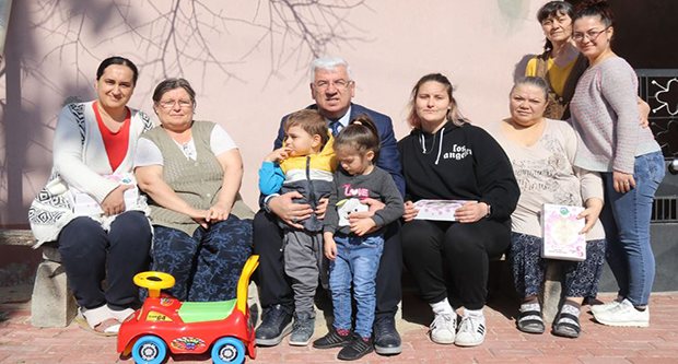 Kapı kapı gezerek kadınlar gününü kutladı