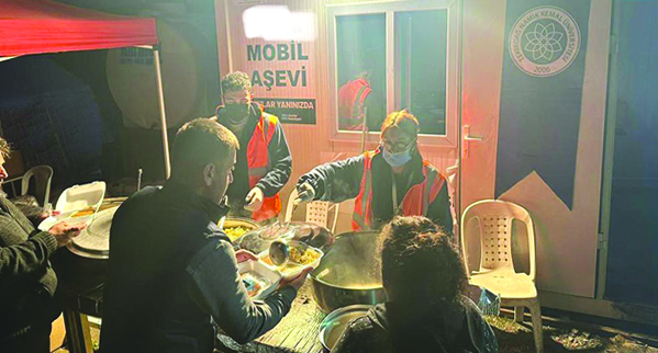 Gönüllü öğrenciler deprem bölgesinde