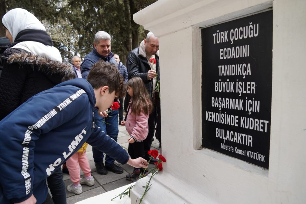 Çanakkale Zaferi Anıtı’na karanfiller bırakıldı