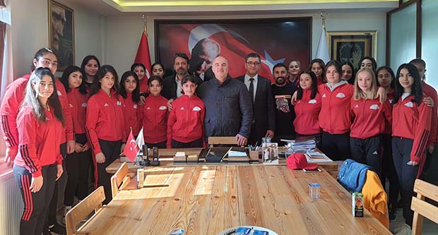 Saray’ın gururu kızları tebrik etti