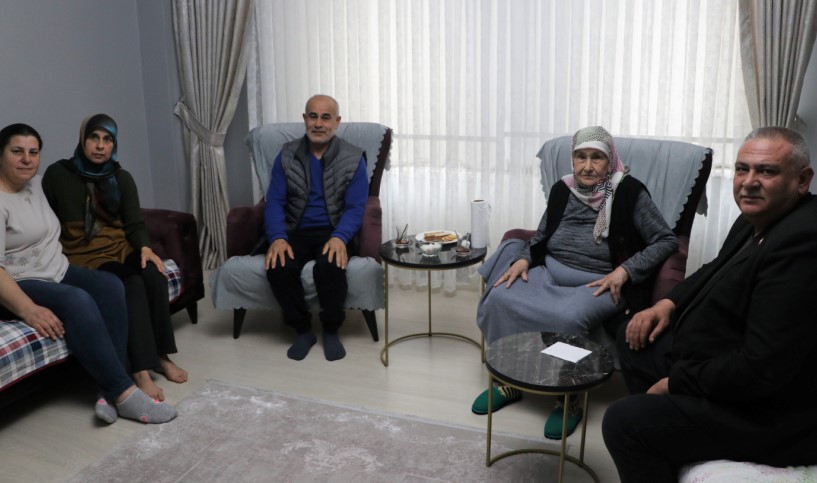 Hayırsever eşyalı evini Hataylı depremzede aileye açtı