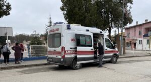 Karısını bıçakla yaraladı
