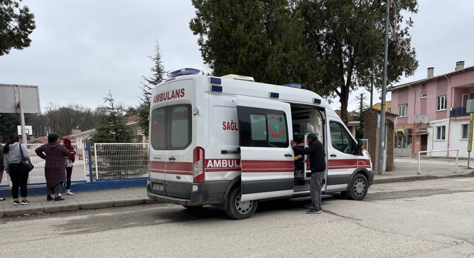 Karısını bıçakla yaraladı