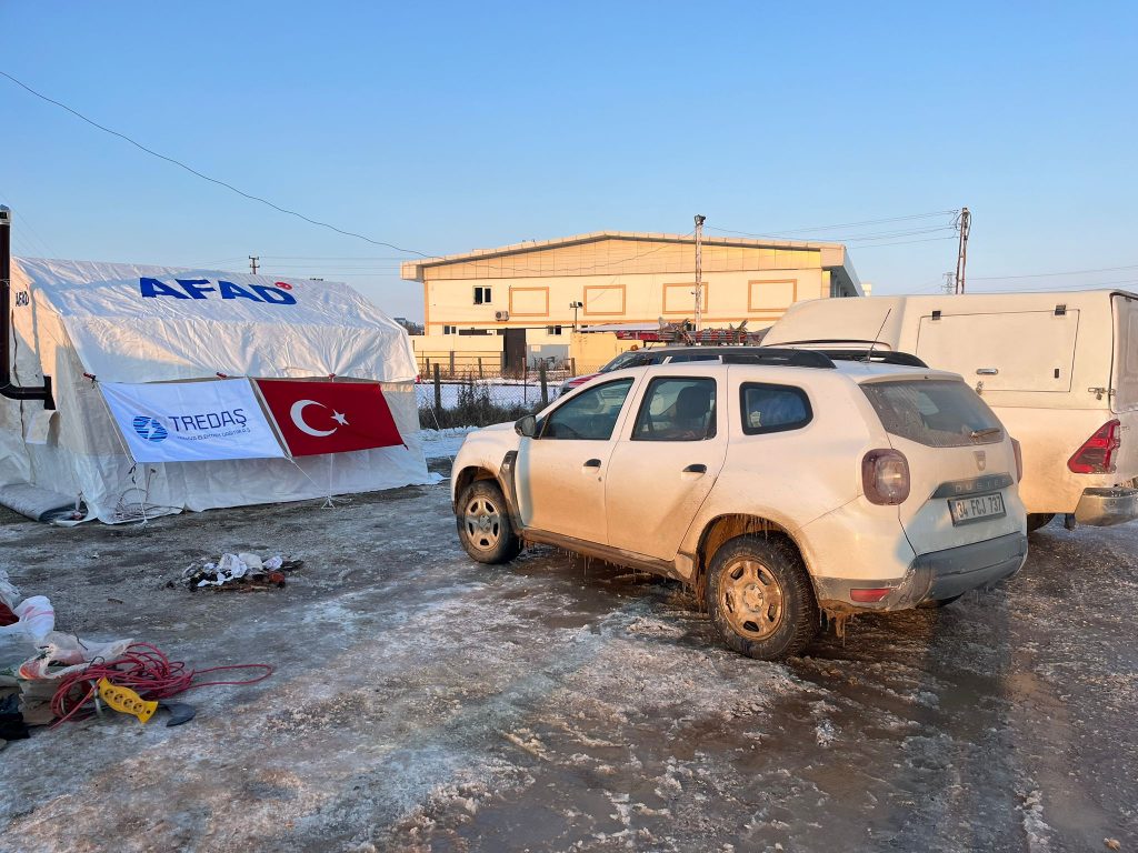 Deprem bölgesinde çalışmalarına devam ediyor