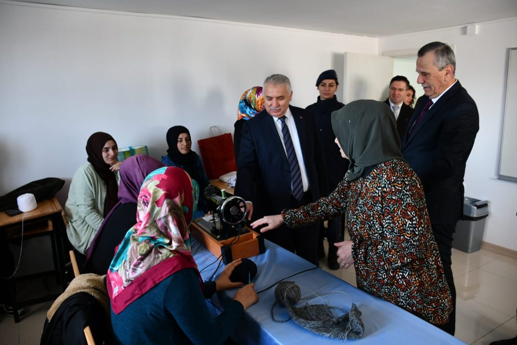 Aile destek merkezini inceledi