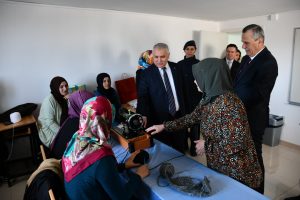 Aile destek merkezini inceledi