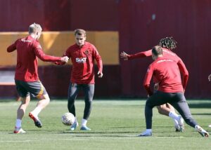 Galatasaray, üç grup halinde 5’e 2 pas çalıştı