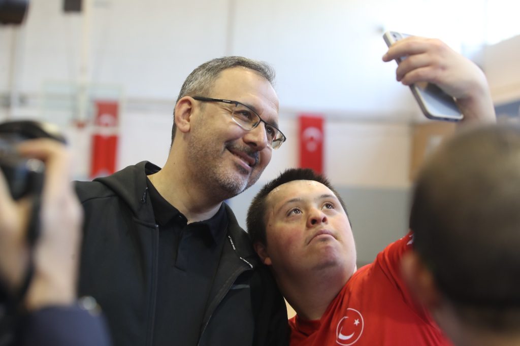 Down sendromlu sporcular ile basketbol oynadı