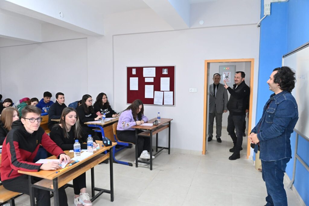 Başkan Yüksel öğrencilere moral verdi