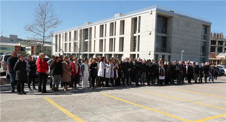 “Sağlık çalışanları her zaman vatandaşın yanında”