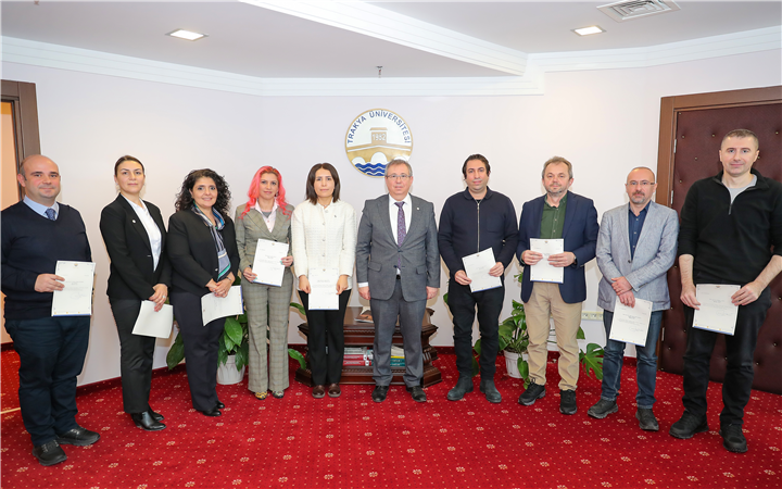 Başarılı akademisyenlere belgeleri verildi