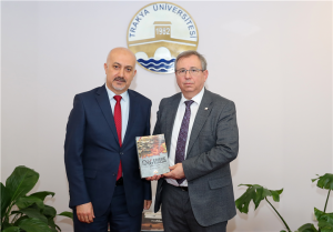 Yeni kitabını rektöre takdim etti