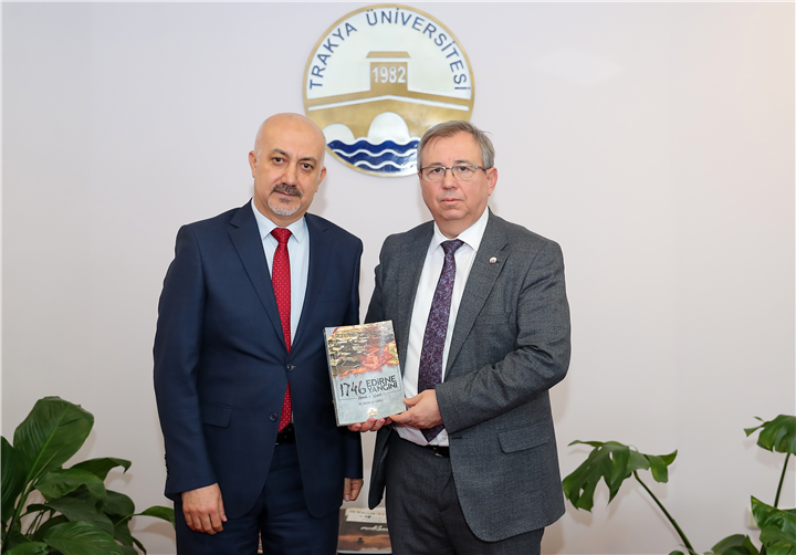 Yeni kitabını rektöre takdim etti