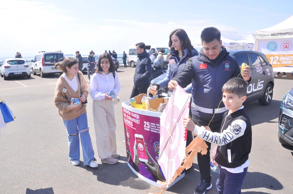 Polis ekipleri çocukları sevindirdi