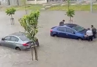 Çorlu’da cadde ve sokaklar göle döndü