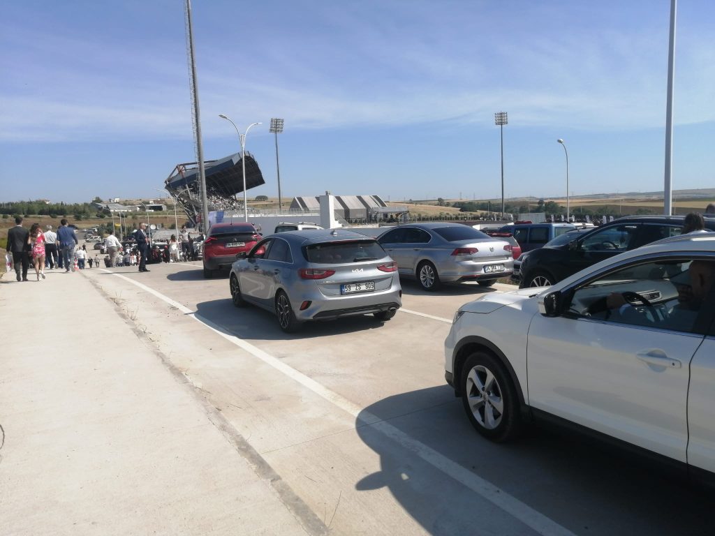 Mezuniyet öncesi araç kuyruğu