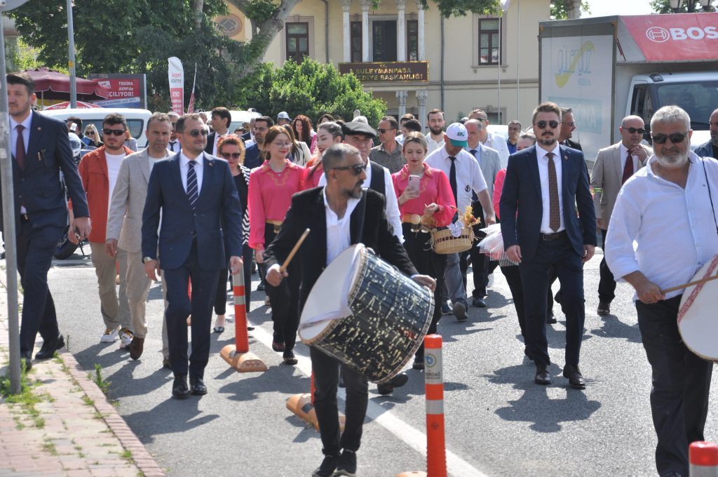 Festivale davullu zurnalı başlangıç