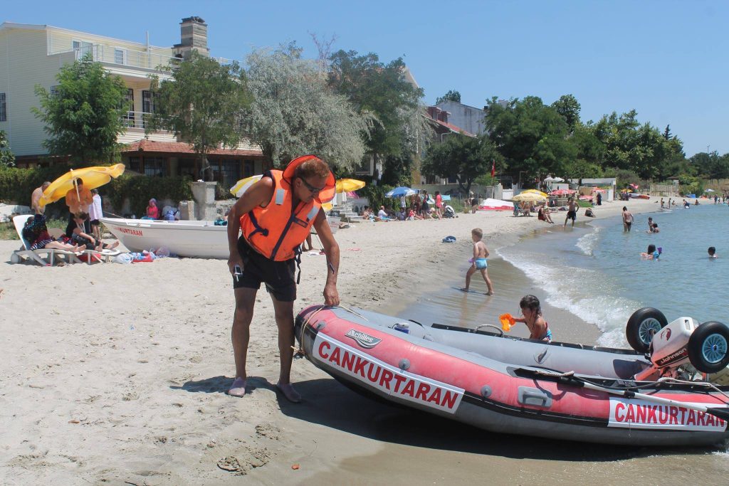 Cankurtaranı olmayan plajda iki ölü