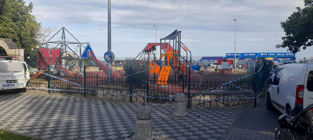 ÇOCUKLARIN GİREMEDİĞİ PARK