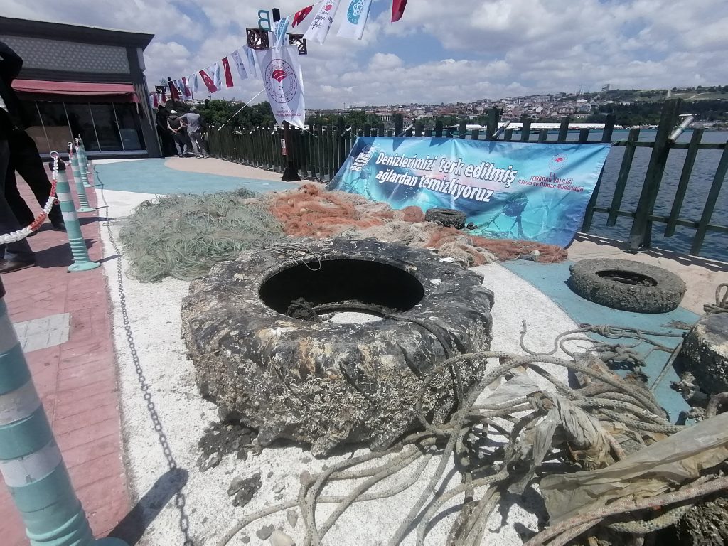 DENİZDEN TRAKTÖR LASTİĞİ ÇIKTI