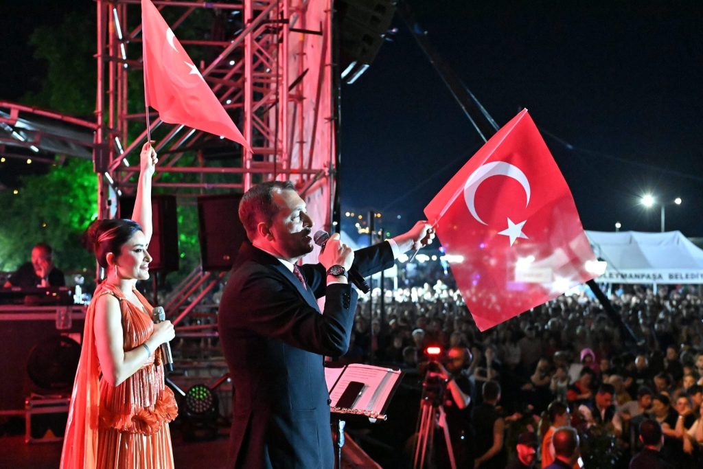 Melek Mosso herkesten özür diledi