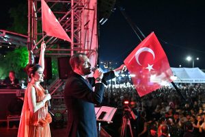 Melek Mosso herkesten özür diledi