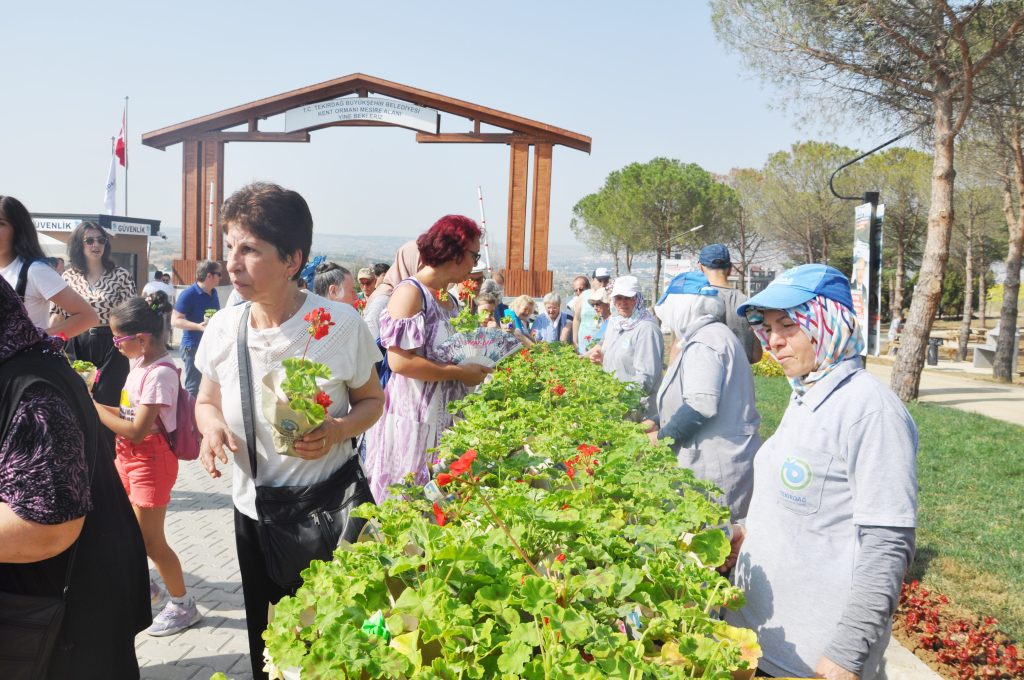 Vatandaşlar çiçeklerle karşılandı