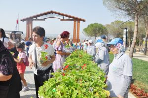 Vatandaşlar çiçeklerle karşılandı