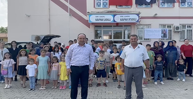 150 çocuğa bayram harçlığı dağıttı