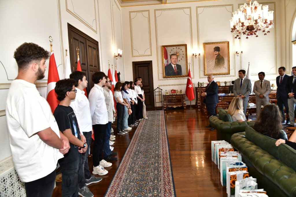 Başarılı öğrencileri tebrik etti