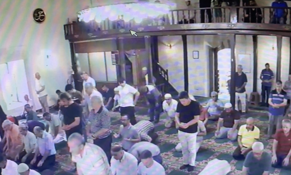 Camide namaz kılan kişinin cep telefonu çalındı