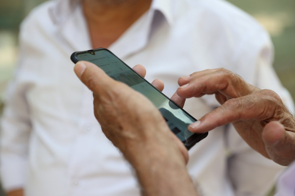 “Hırsız” camide çaldığı cep telefonunu geri getirdi