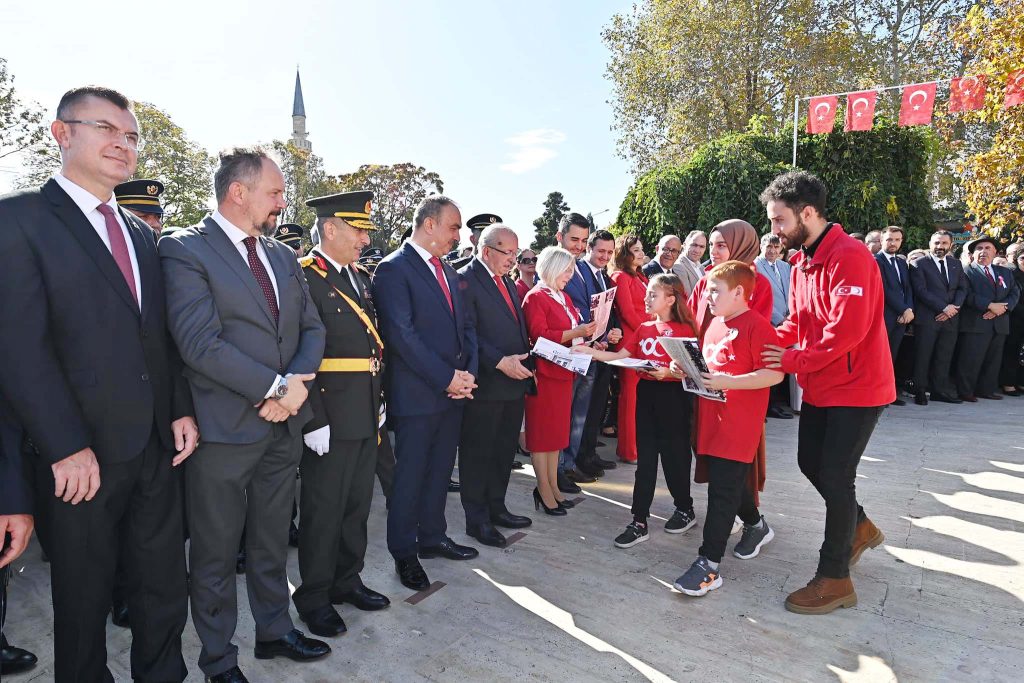 Atatürk Anıtı’na çelenk sunuldu
