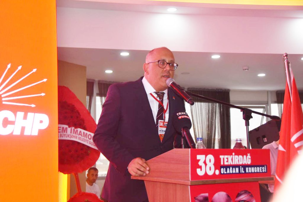 İl başkanı mazbatasını alıyor