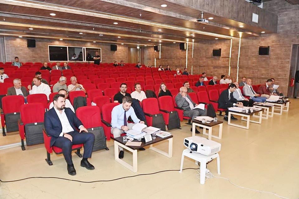 Belediyeden evi yanan aileye yardım