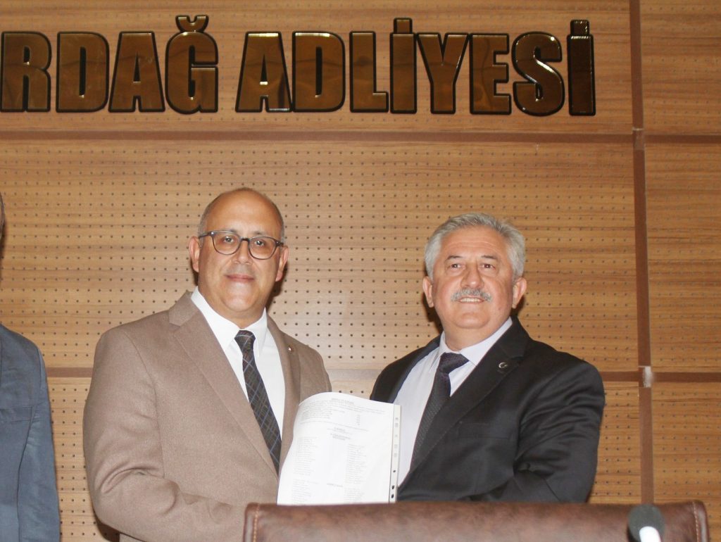 İl başkanı mazbatasını aldı