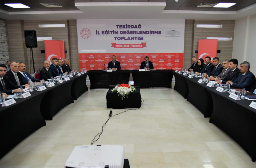 Bakanın toplantısına sert eleştiri