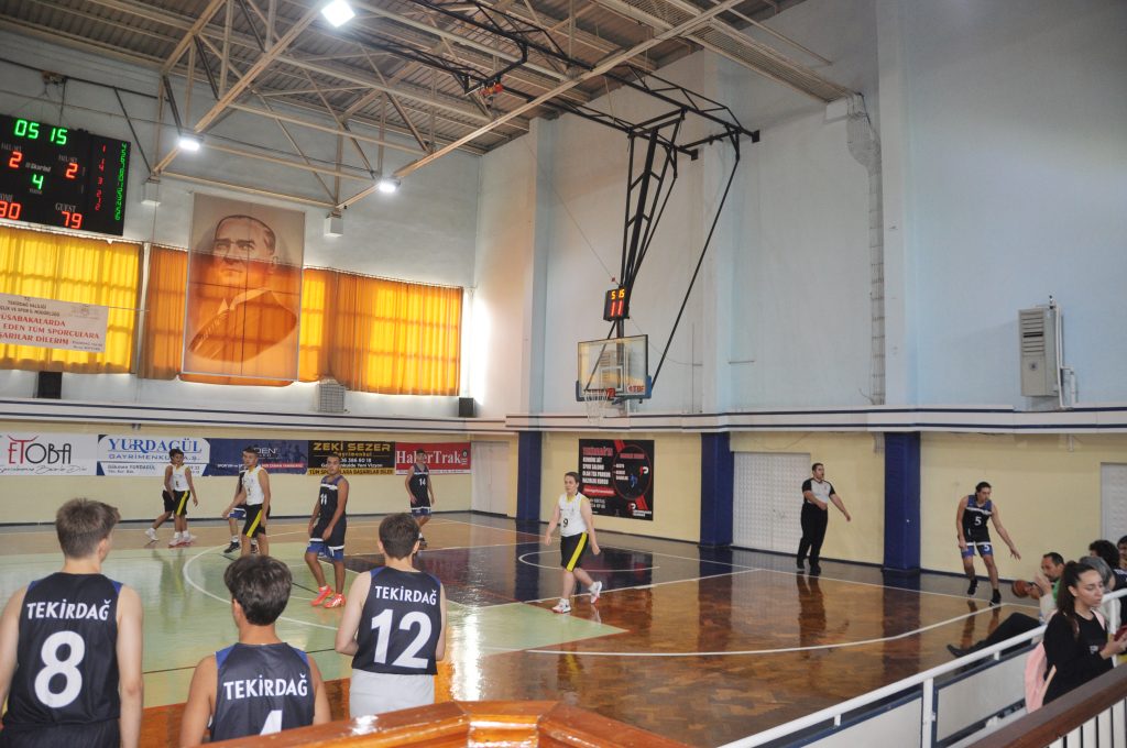 Fen Lisesi farklı galip geldi  88-36