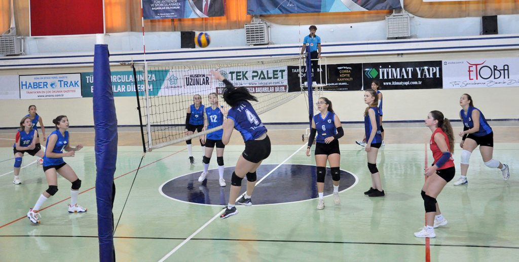 VOLEYBOLDA LİSELİLERİN HEYECANLI MAÇLARI