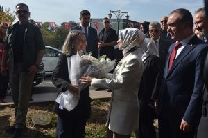 Bakana belediyede sıcak karşılama