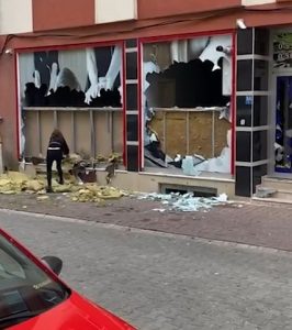 Keserle güzellik merkezinin camlarını kırdı