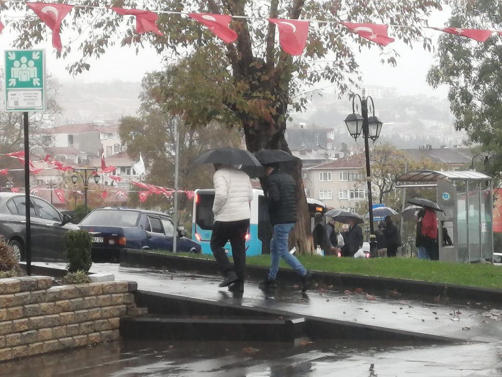Korteje yağmur engeli