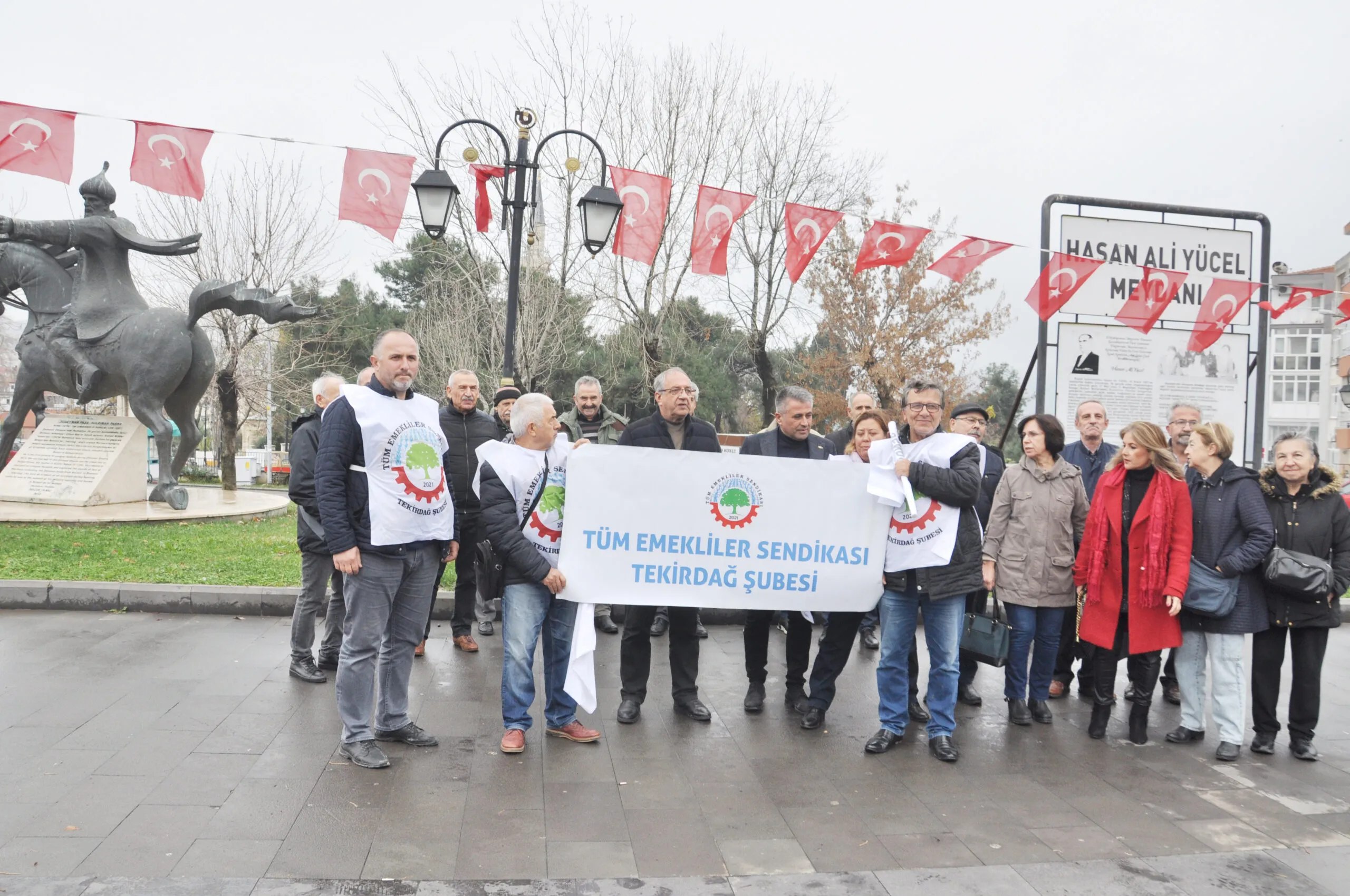 “EMEKLİLER AYLARDIR OYALANIYOR”
