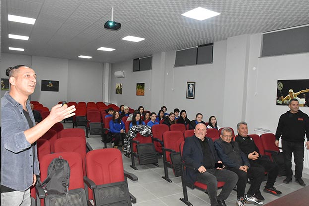 Hakemler, kadın oyunculara eğitim verdi