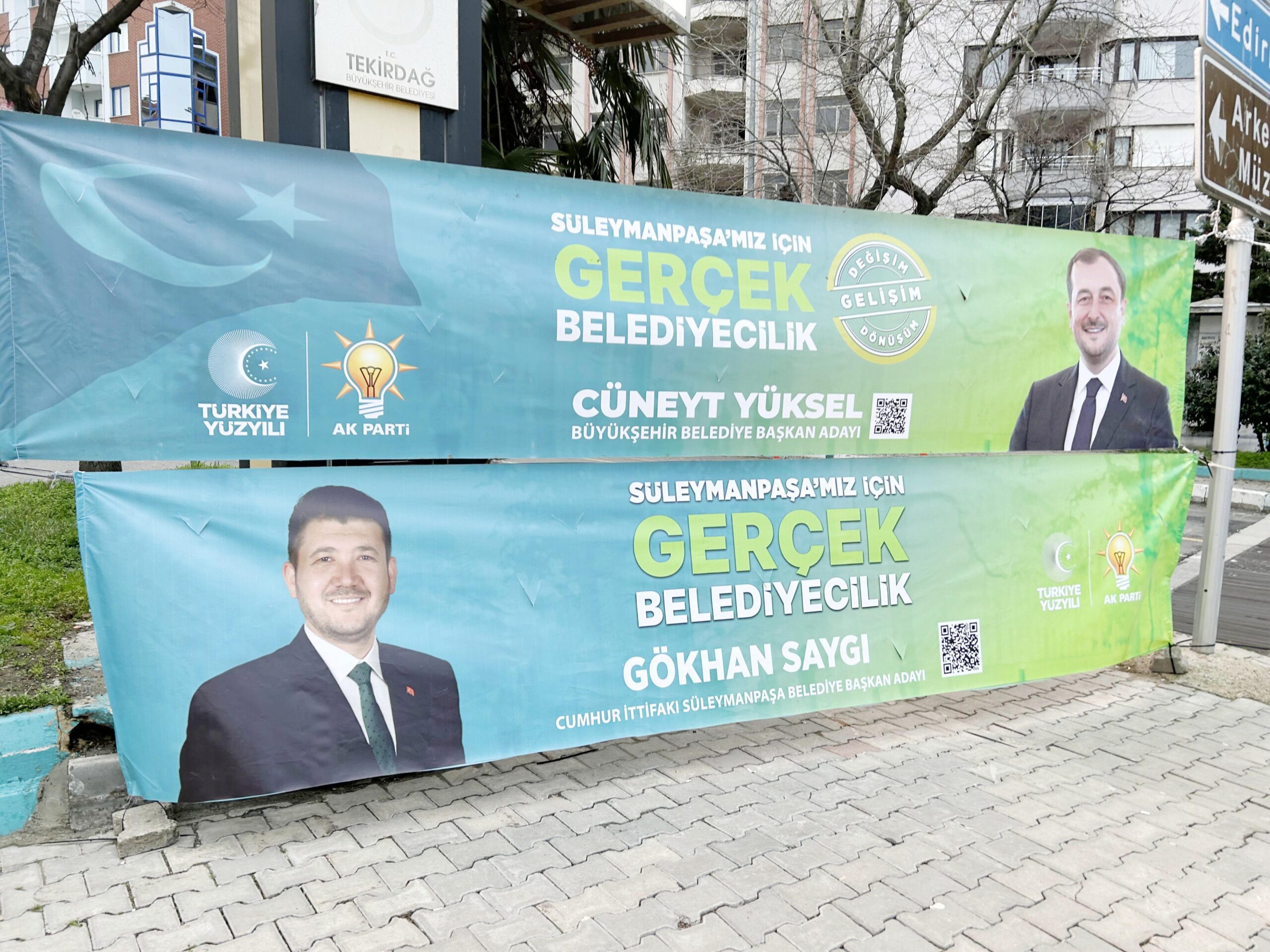 AK Parti’nin afişlerinde karmaşa