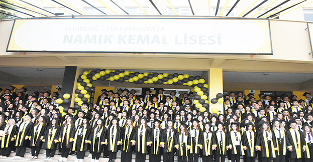 Namık Kemal yeni mezunlarını verdi