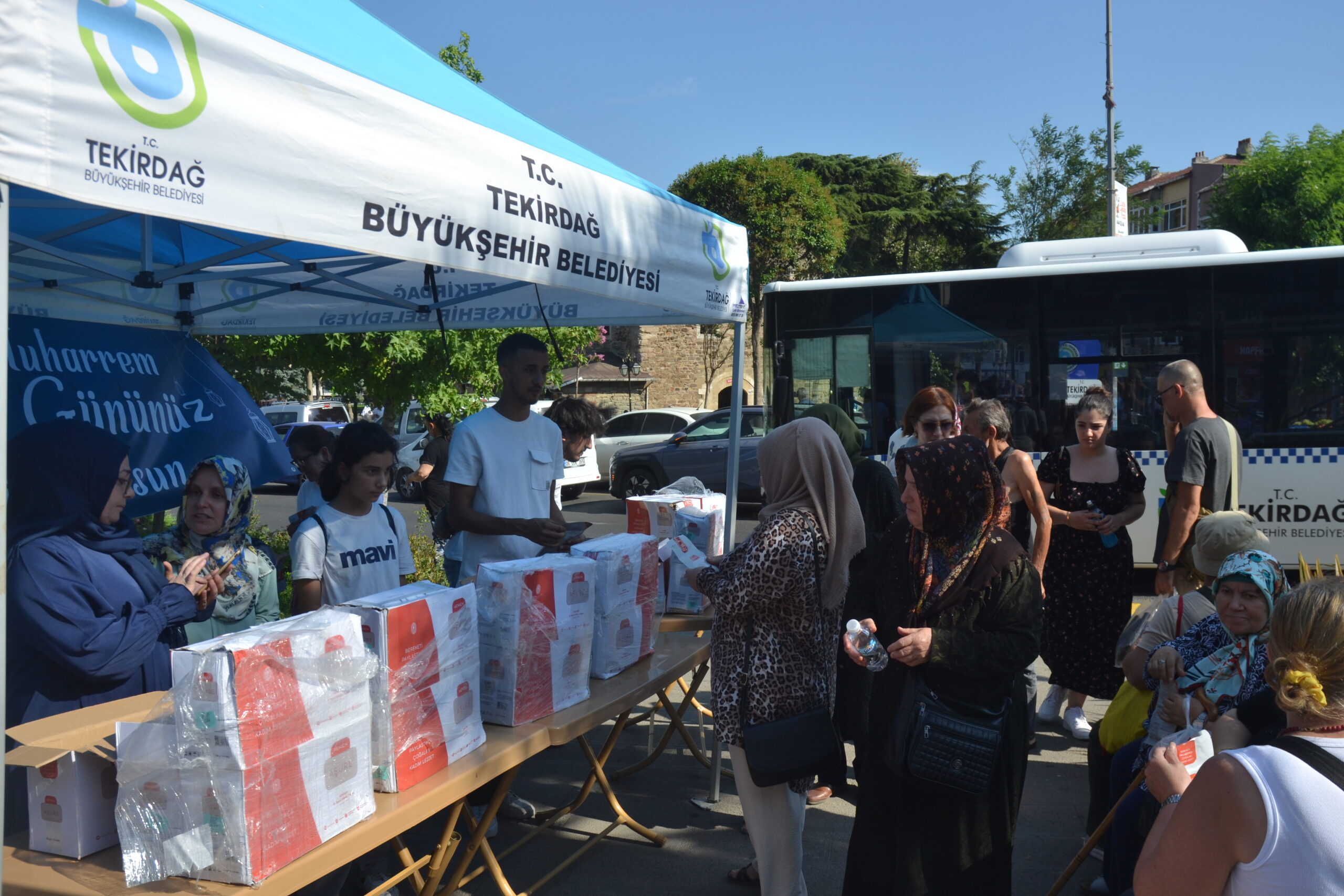 Vatandaşlara aşure dağıtıldı