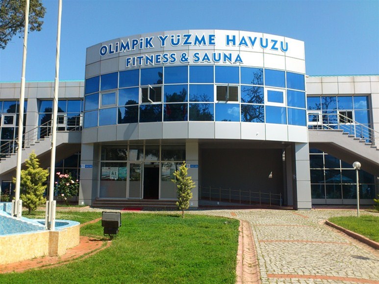 Yaz döneminde yüzme havuzu kapalı